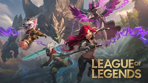 تصویر تبلیغاتی بازی League of Legends؛ چند قهرمان فانتزی در یک محیط جنگلی و کوهستانی دیده می&zwnj;شوند. یک شخصیت زن با موهای قرمز و شمشیر در مرکز تصویر قرار دارد و لوگوی &laquo;League of Legends&raquo; در پایین سمت راست دیده می&zwnj;شود.