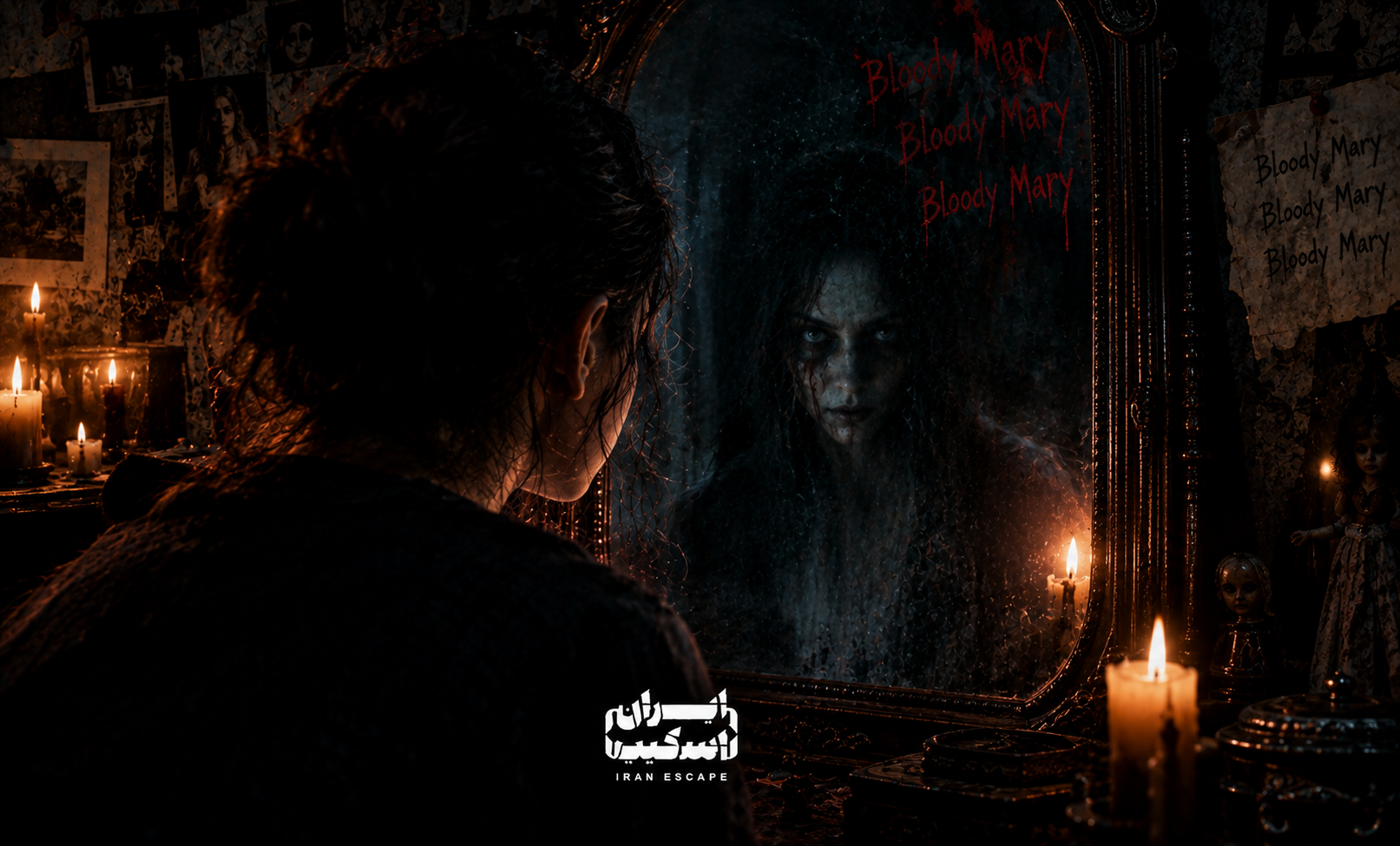 آینه تسخیرشده با چهره شبح&zwnj;گونه Bloody Mary، زنی در اتاق تاریک شمع&zwnj;روشن، فضای وهم&zwnj;آلود و ترسناک، نوشته Bloody Mary روی آینه
