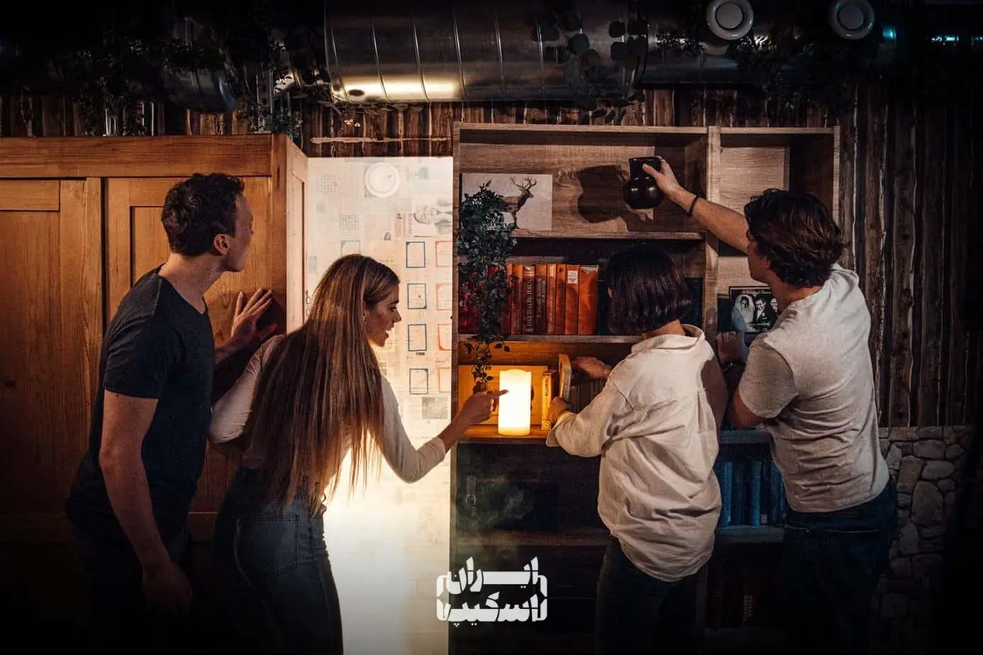 همکاری گروهی بازیکنان برای پیدا کردن سرنخ&zwnj;ها و حل معماهای اتاق فرار