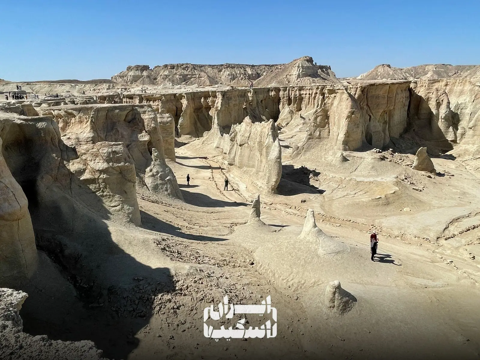 ستونهای سنگی عجیب و دیوارههای فرسایشیافته دره ستارگان قشم