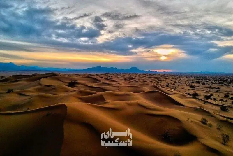 چشمانداز تپههای ماسهای ریگ جن هنگام غروب خورشید