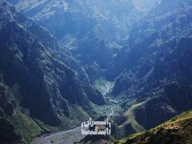 نمای گسترده جهنم دره خوی با دیواره&zwnj;های بلند و شیب&zwnj;دار کوهستانی